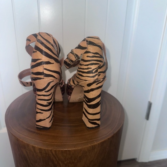 Gianni Bini Tan and Black Heels with Platform 6.5M - Picture 2 of 5